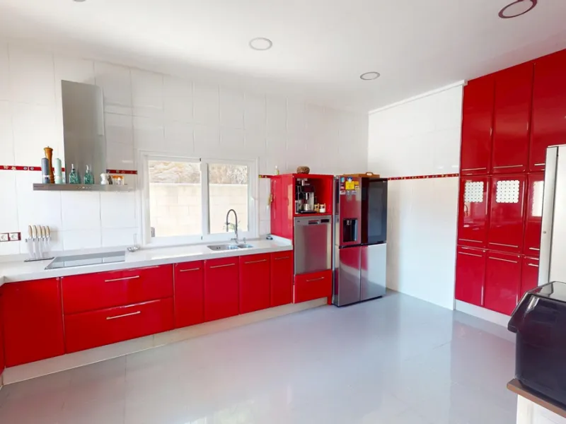 This charming villa in Moclinejo combines comfort, spaciousness and stunning views of the sea and the surrounding mountains. Located on a large plot with a beautiful garden, it offers a peaceful environment to fully enjoy nature and the Mediterranean clim