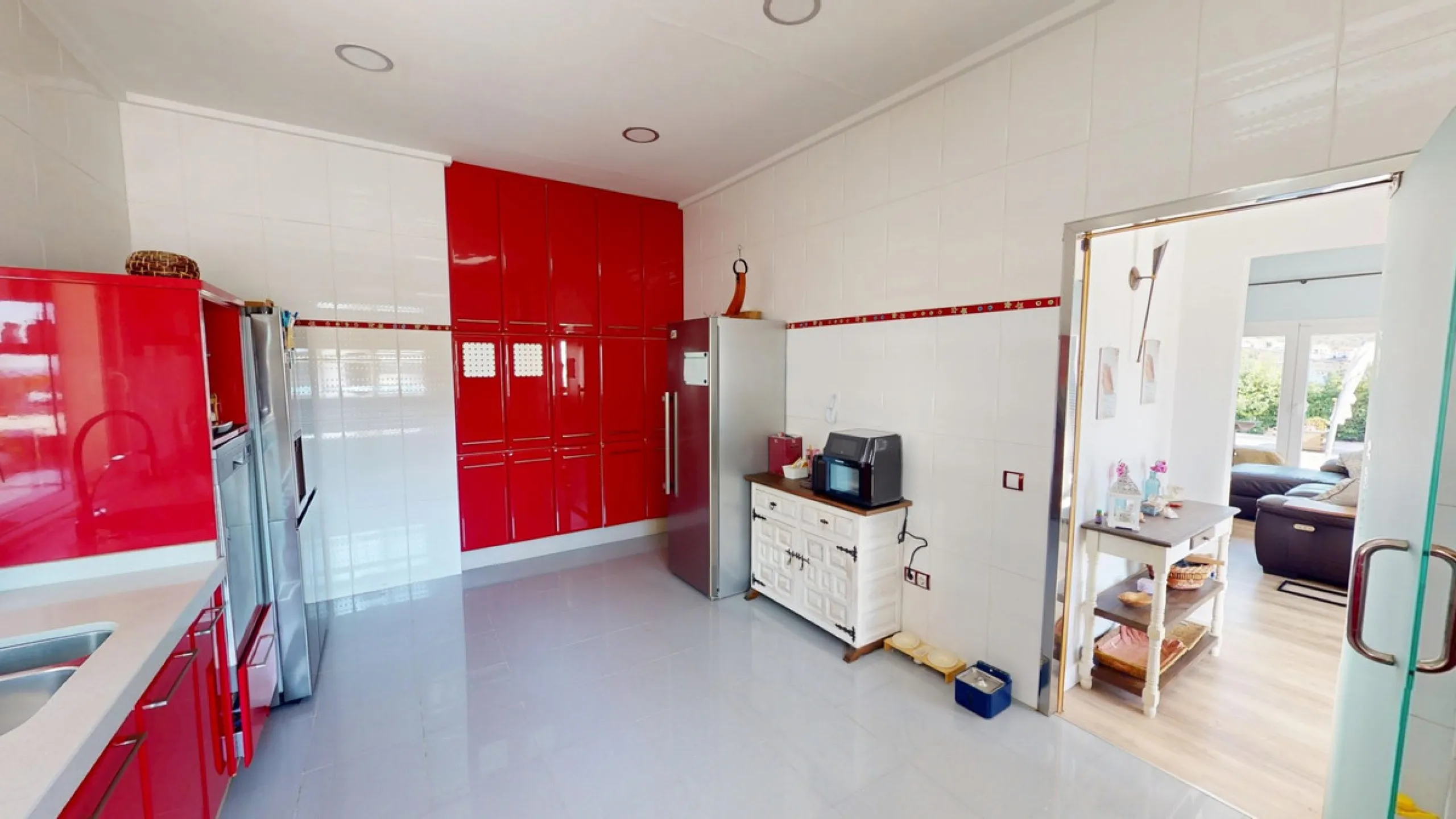 This charming villa in Moclinejo combines comfort, spaciousness and stunning views of the sea and the surrounding mountains. Located on a large plot with a beautiful garden, it offers a peaceful environment to fully enjoy nature and the Mediterranean clim