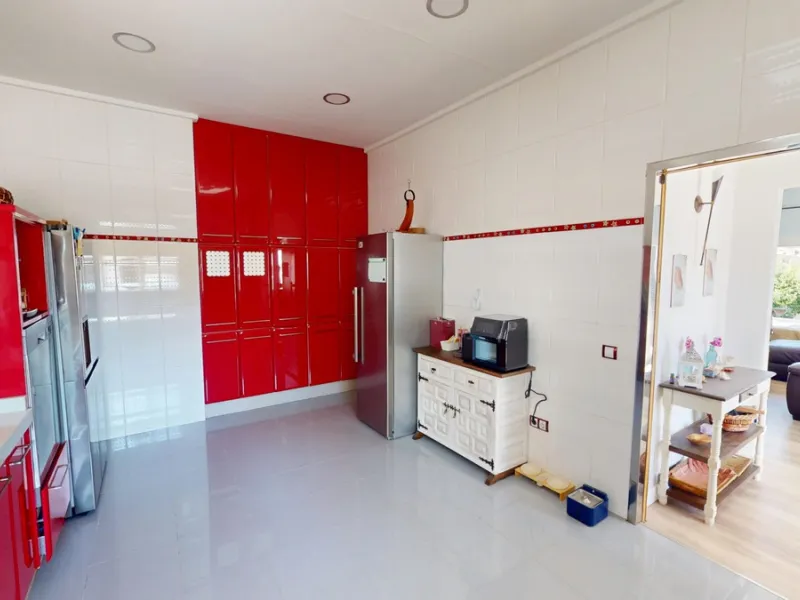 This charming villa in Moclinejo combines comfort, spaciousness and stunning views of the sea and the surrounding mountains. Located on a large plot with a beautiful garden, it offers a peaceful environment to fully enjoy nature and the Mediterranean clim