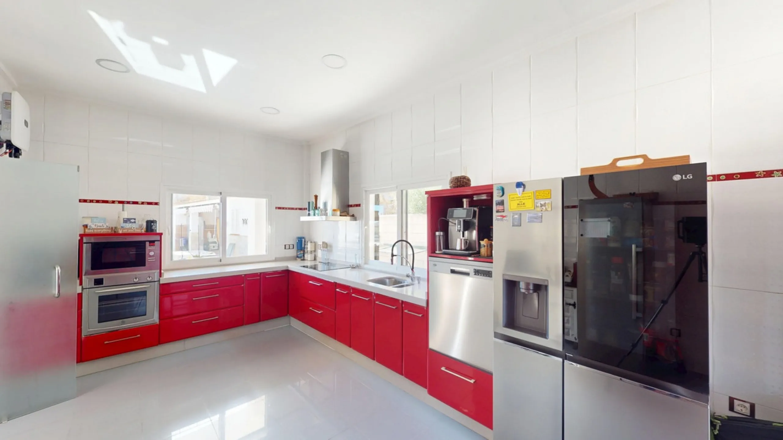 This charming villa in Moclinejo combines comfort, spaciousness and stunning views of the sea and the surrounding mountains. Located on a large plot with a beautiful garden, it offers a peaceful environment to fully enjoy nature and the Mediterranean clim