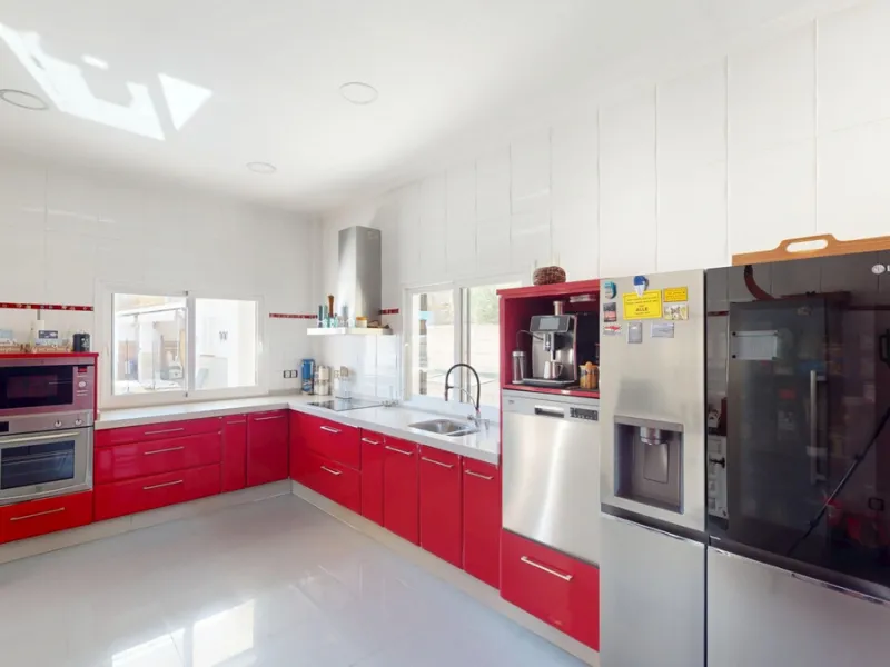 This charming villa in Moclinejo combines comfort, spaciousness and stunning views of the sea and the surrounding mountains. Located on a large plot with a beautiful garden, it offers a peaceful environment to fully enjoy nature and the Mediterranean clim