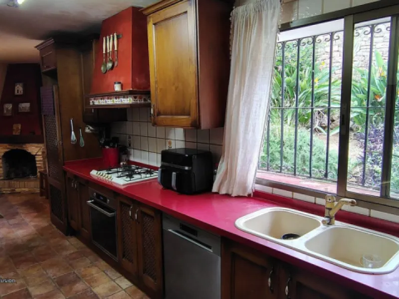 Located in the quiet residential area of Río Real, this villa offers an excellent opportunity for those seeking a home with potential in a pleasant and well-connected setting. The property features 3 bedrooms and 2 bathrooms, as well as a terrace and a co