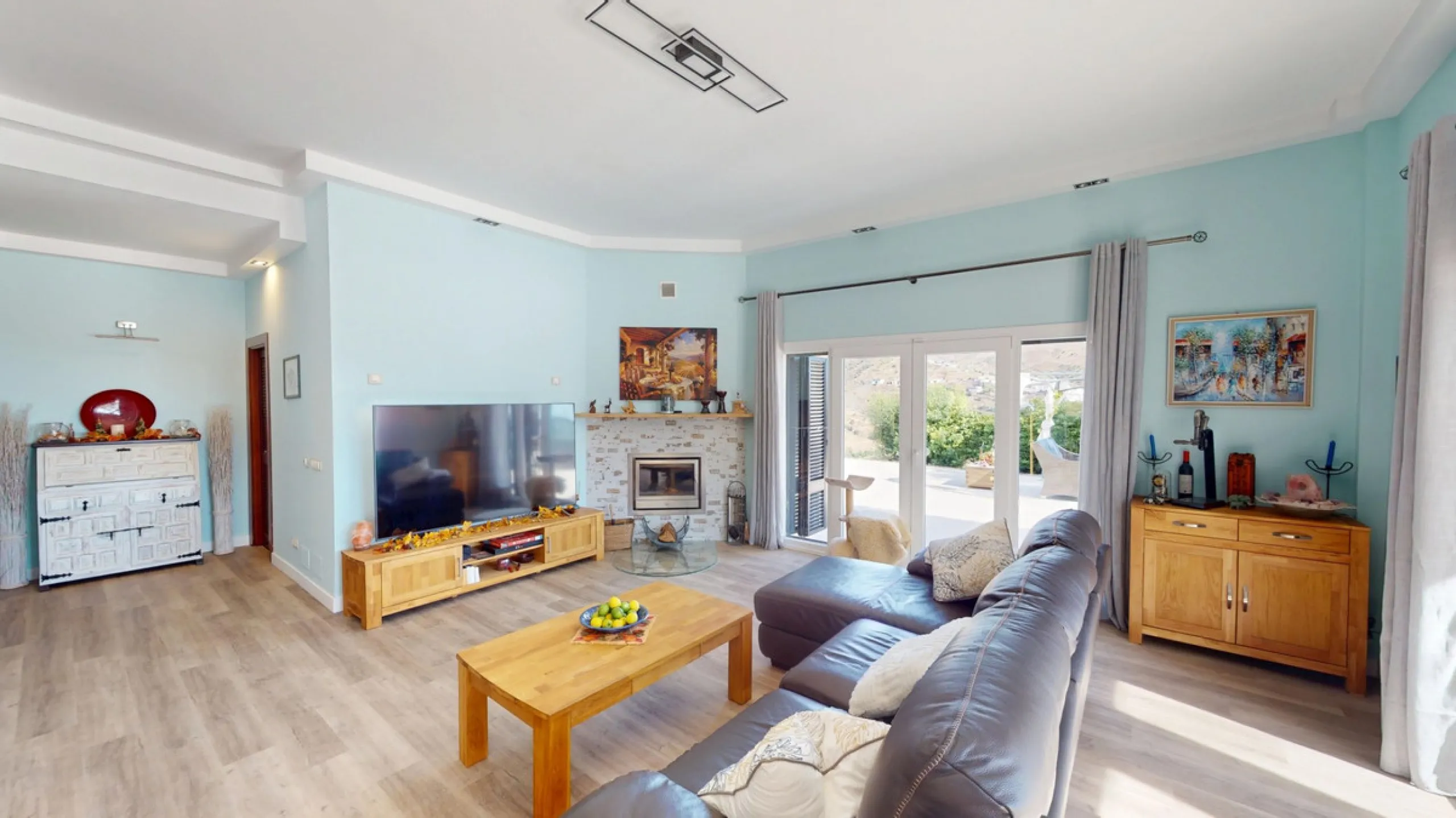 This charming villa in Moclinejo combines comfort, spaciousness and stunning views of the sea and the surrounding mountains. Located on a large plot with a beautiful garden, it offers a peaceful environment to fully enjoy nature and the Mediterranean clim