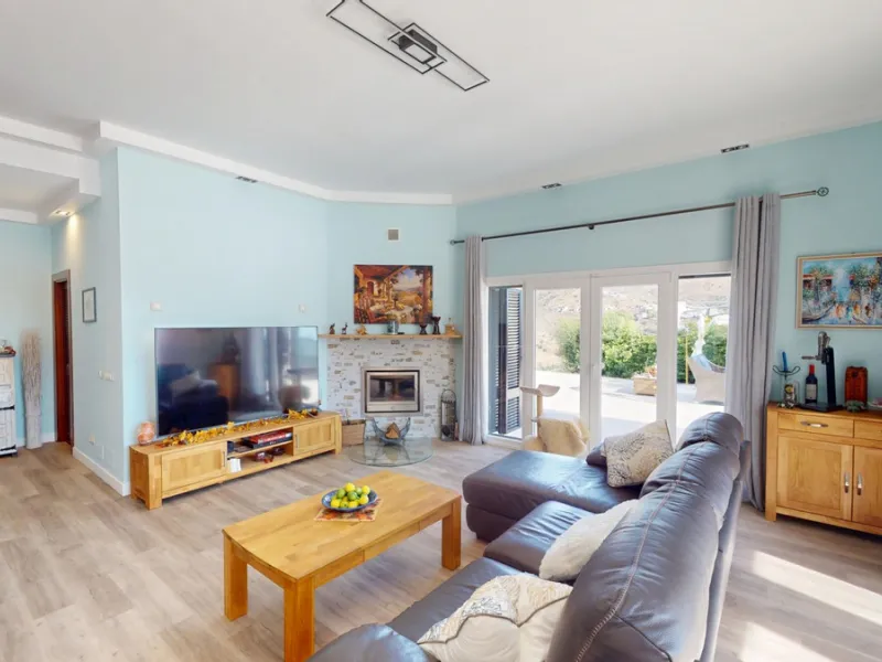 This charming villa in Moclinejo combines comfort, spaciousness and stunning views of the sea and the surrounding mountains. Located on a large plot with a beautiful garden, it offers a peaceful environment to fully enjoy nature and the Mediterranean clim