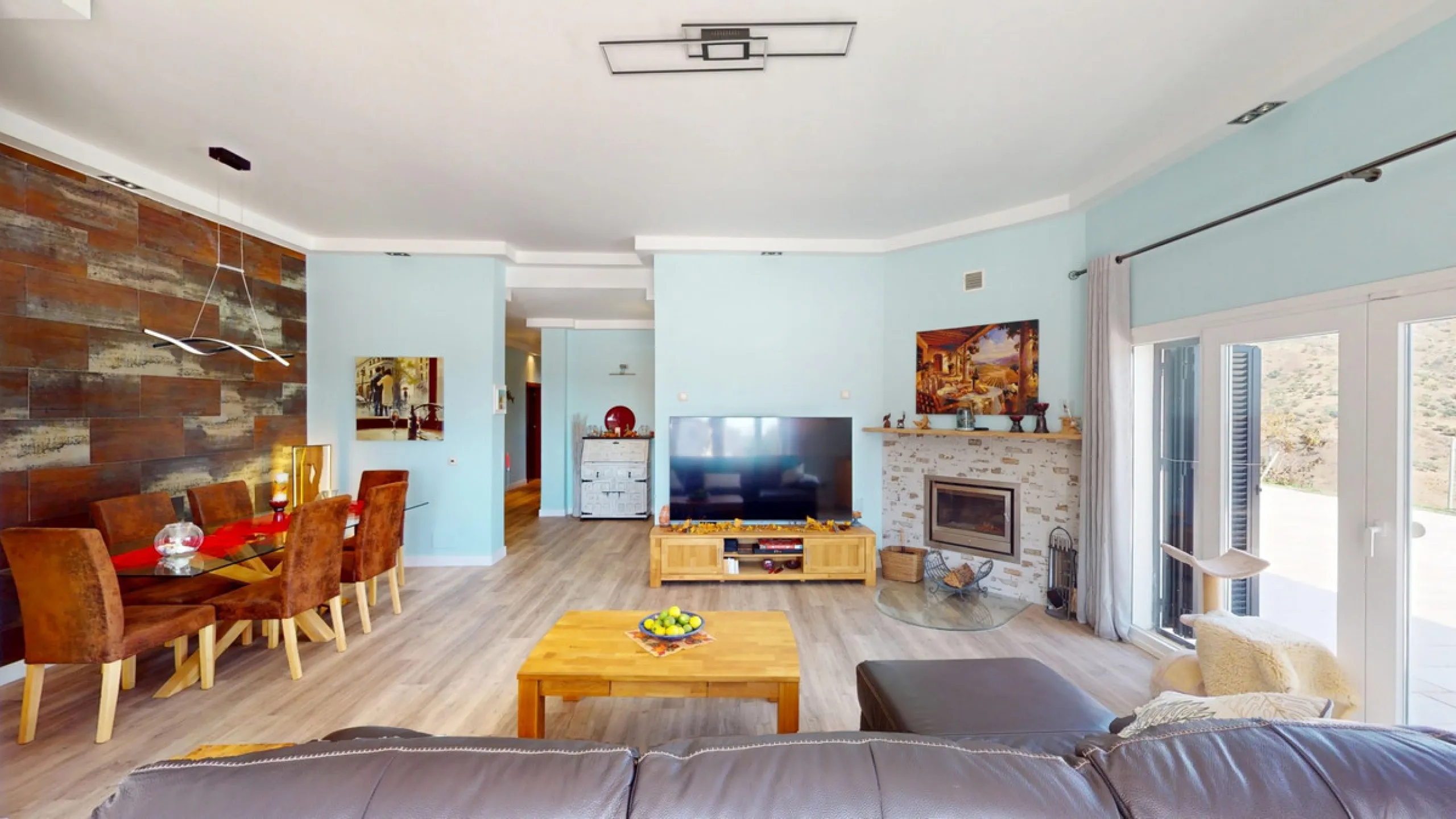This charming villa in Moclinejo combines comfort, spaciousness and stunning views of the sea and the surrounding mountains. Located on a large plot with a beautiful garden, it offers a peaceful environment to fully enjoy nature and the Mediterranean clim