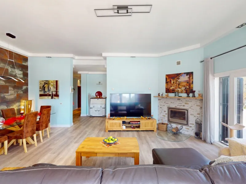 This charming villa in Moclinejo combines comfort, spaciousness and stunning views of the sea and the surrounding mountains. Located on a large plot with a beautiful garden, it offers a peaceful environment to fully enjoy nature and the Mediterranean clim