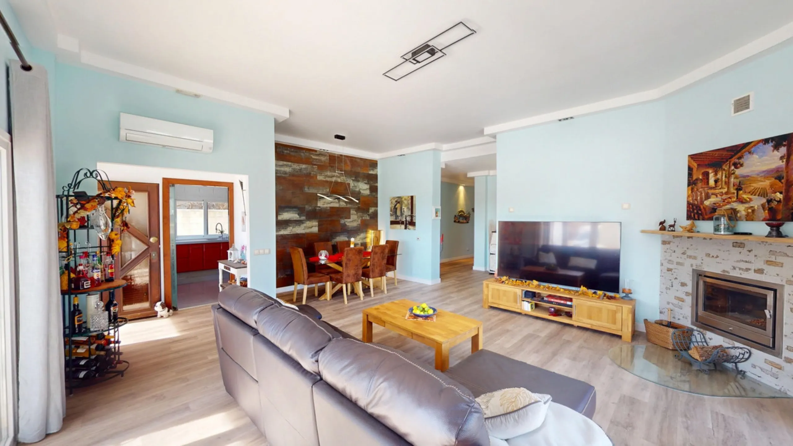 This charming villa in Moclinejo combines comfort, spaciousness and stunning views of the sea and the surrounding mountains. Located on a large plot with a beautiful garden, it offers a peaceful environment to fully enjoy nature and the Mediterranean clim