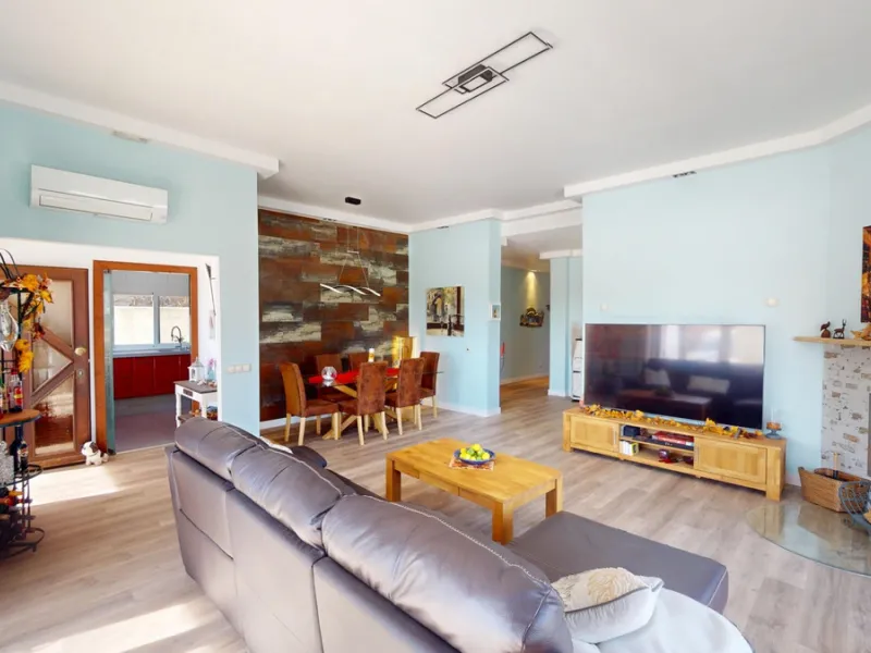 This charming villa in Moclinejo combines comfort, spaciousness and stunning views of the sea and the surrounding mountains. Located on a large plot with a beautiful garden, it offers a peaceful environment to fully enjoy nature and the Mediterranean clim