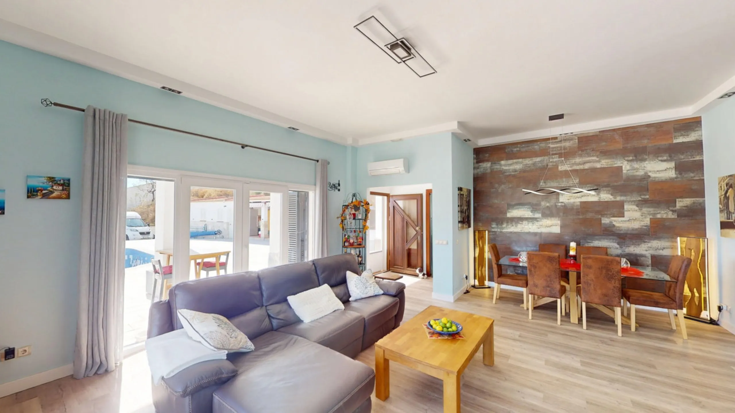 This charming villa in Moclinejo combines comfort, spaciousness and stunning views of the sea and the surrounding mountains. Located on a large plot with a beautiful garden, it offers a peaceful environment to fully enjoy nature and the Mediterranean clim