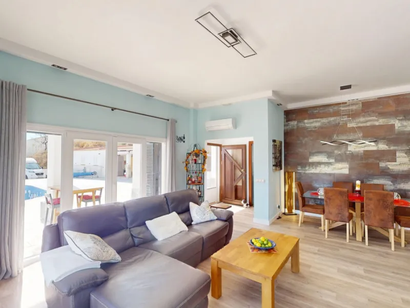 This charming villa in Moclinejo combines comfort, spaciousness and stunning views of the sea and the surrounding mountains. Located on a large plot with a beautiful garden, it offers a peaceful environment to fully enjoy nature and the Mediterranean clim