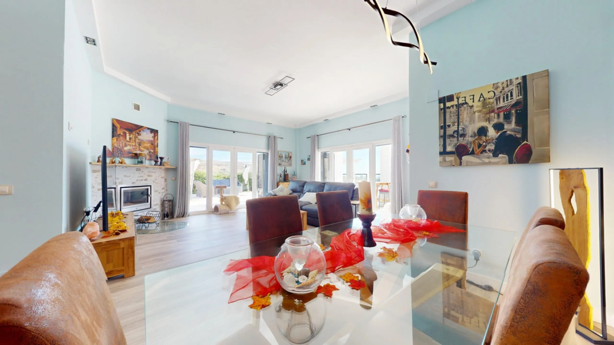 This charming villa in Moclinejo combines comfort, spaciousness and stunning views of the sea and the surrounding mountains. Located on a large plot with a beautiful garden, it offers a peaceful environment to fully enjoy nature and the Mediterranean clim