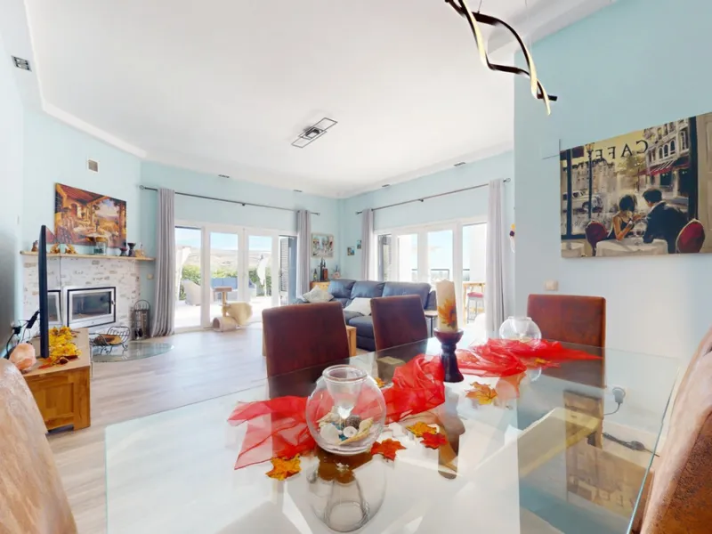 This charming villa in Moclinejo combines comfort, spaciousness and stunning views of the sea and the surrounding mountains. Located on a large plot with a beautiful garden, it offers a peaceful environment to fully enjoy nature and the Mediterranean clim