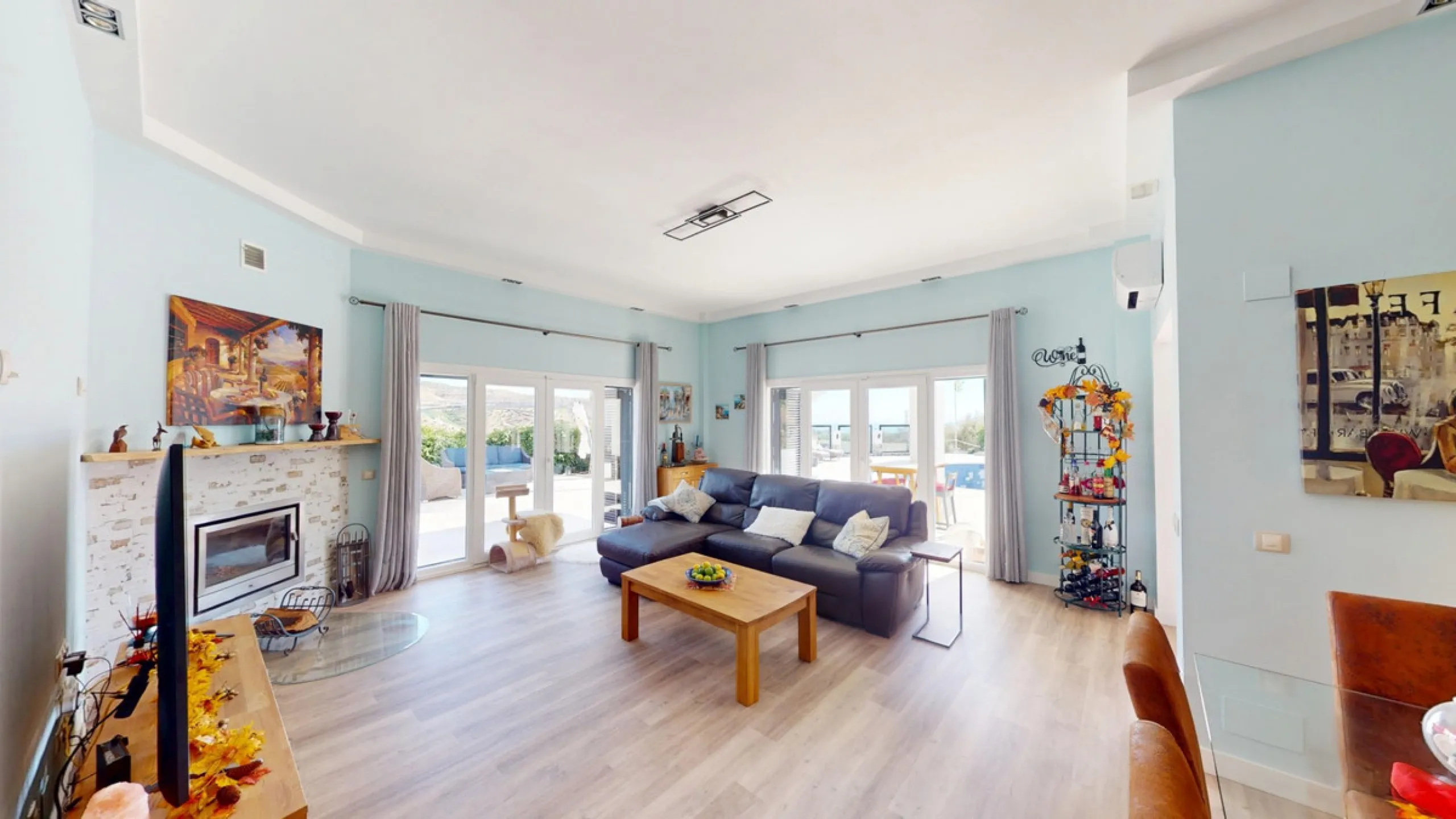 This charming villa in Moclinejo combines comfort, spaciousness and stunning views of the sea and the surrounding mountains. Located on a large plot with a beautiful garden, it offers a peaceful environment to fully enjoy nature and the Mediterranean clim