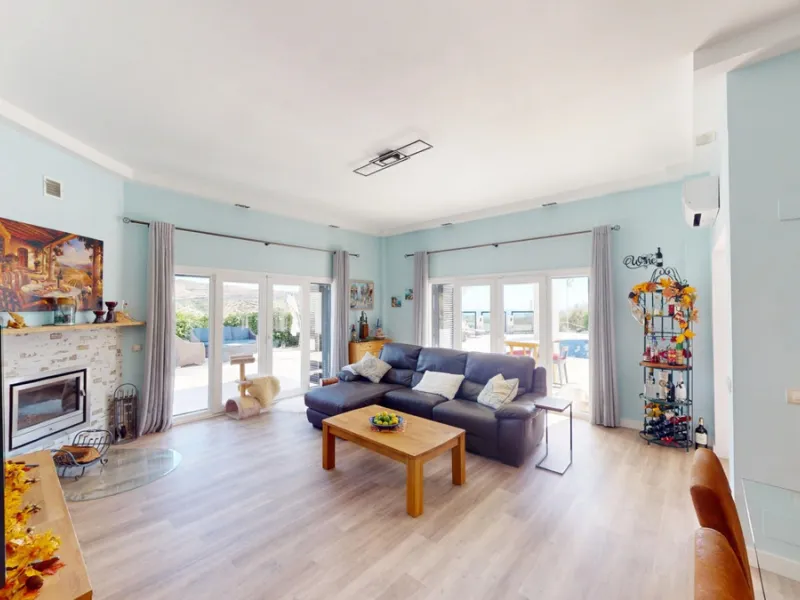 This charming villa in Moclinejo combines comfort, spaciousness and stunning views of the sea and the surrounding mountains. Located on a large plot with a beautiful garden, it offers a peaceful environment to fully enjoy nature and the Mediterranean clim