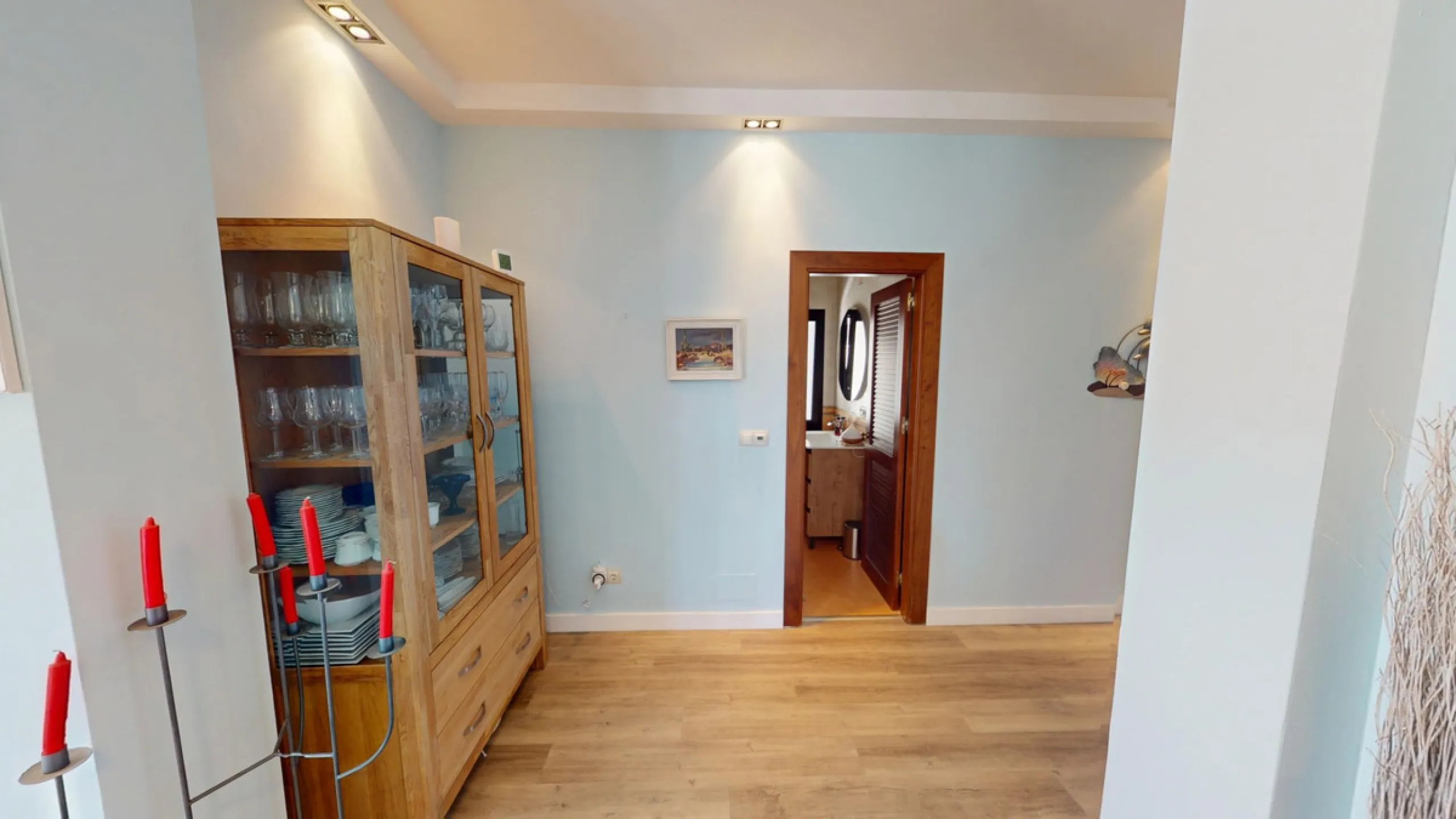 This charming villa in Moclinejo combines comfort, spaciousness and stunning views of the sea and the surrounding mountains. Located on a large plot with a beautiful garden, it offers a peaceful environment to fully enjoy nature and the Mediterranean clim