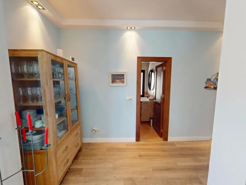 This charming villa in Moclinejo combines comfort, spaciousness and stunning views of the sea and the surrounding mountains. Located on a large plot with a beautiful garden, it offers a peaceful environment to fully enjoy nature and the Mediterranean clim
