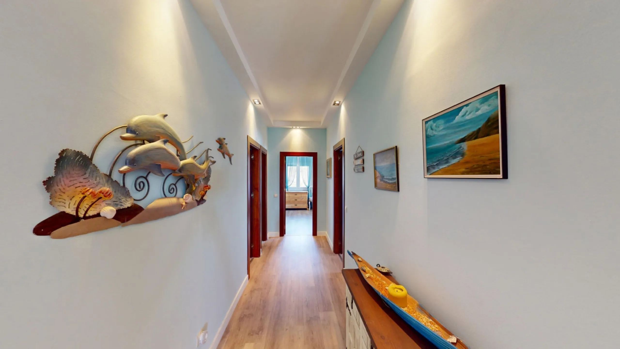 This charming villa in Moclinejo combines comfort, spaciousness and stunning views of the sea and the surrounding mountains. Located on a large plot with a beautiful garden, it offers a peaceful environment to fully enjoy nature and the Mediterranean clim