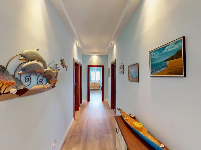 This charming villa in Moclinejo combines comfort, spaciousness and stunning views of the sea and the surrounding mountains. Located on a large plot with a beautiful garden, it offers a peaceful environment to fully enjoy nature and the Mediterranean clim