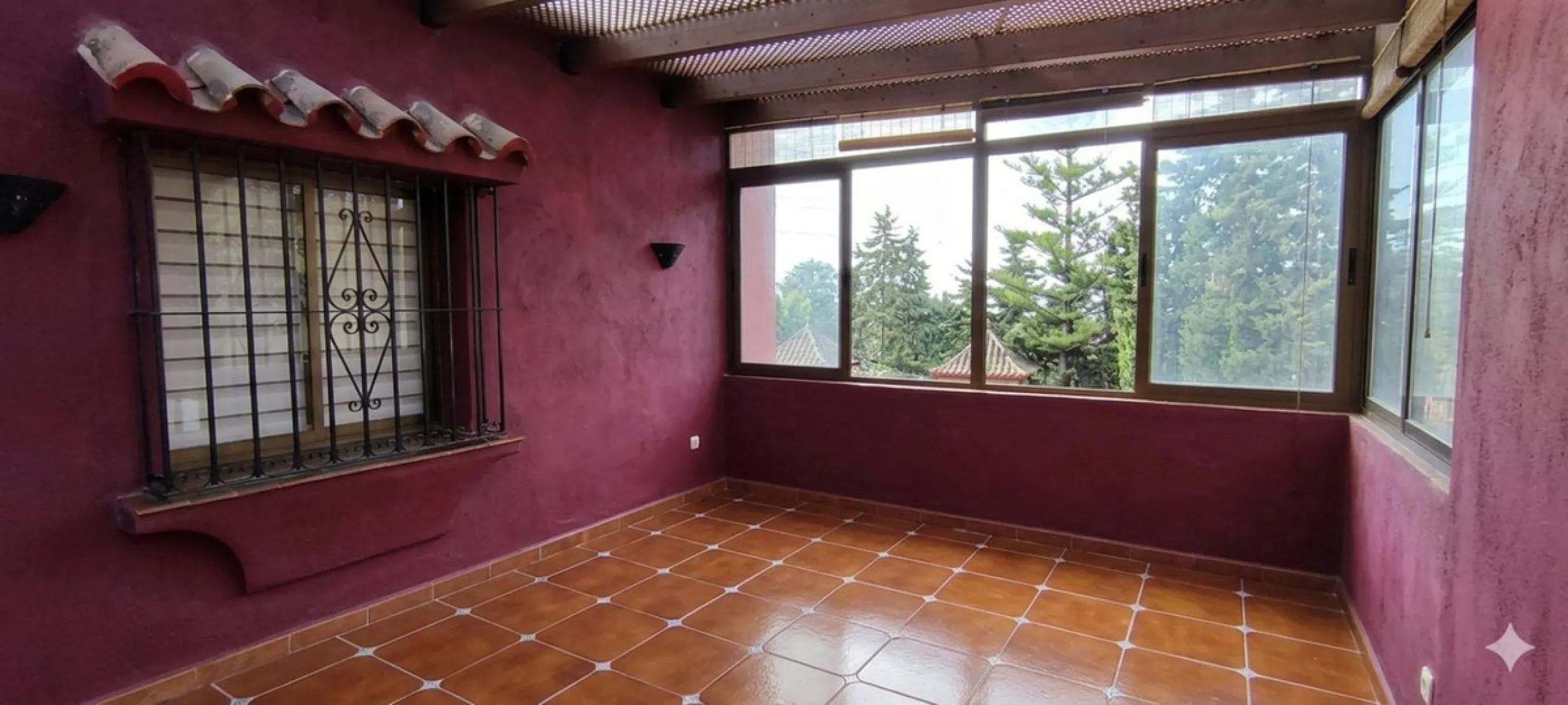 Located in the quiet residential area of Río Real, this villa offers an excellent opportunity for those seeking a home with potential in a pleasant and well-connected setting. The property features 3 bedrooms and 2 bathrooms, as well as a terrace and a co