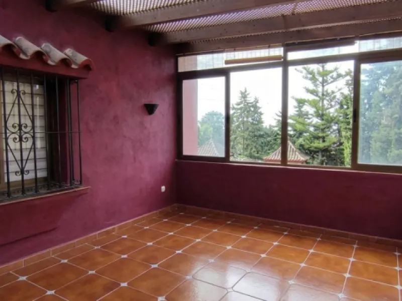 Located in the quiet residential area of Río Real, this villa offers an excellent opportunity for those seeking a home with potential in a pleasant and well-connected setting. The property features 3 bedrooms and 2 bathrooms, as well as a terrace and a co