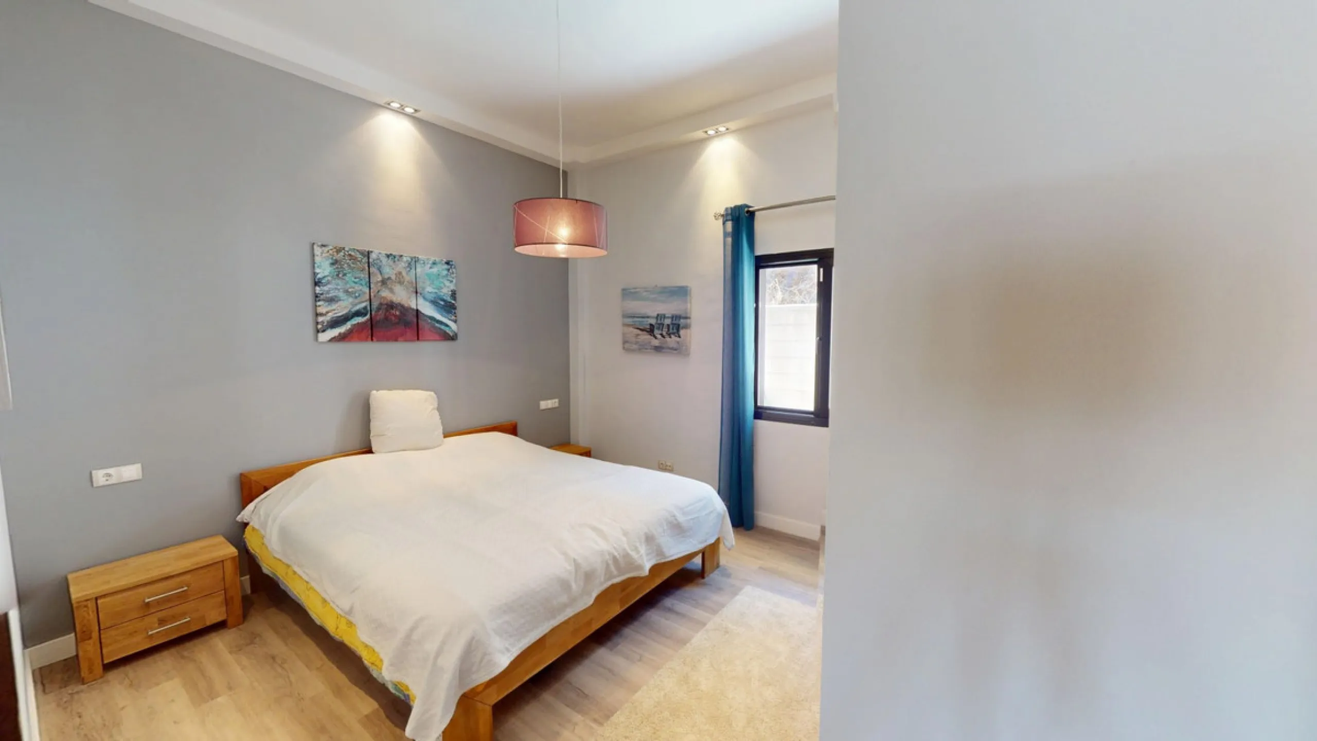 This charming villa in Moclinejo combines comfort, spaciousness and stunning views of the sea and the surrounding mountains. Located on a large plot with a beautiful garden, it offers a peaceful environment to fully enjoy nature and the Mediterranean clim