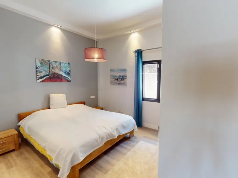 This charming villa in Moclinejo combines comfort, spaciousness and stunning views of the sea and the surrounding mountains. Located on a large plot with a beautiful garden, it offers a peaceful environment to fully enjoy nature and the Mediterranean clim
