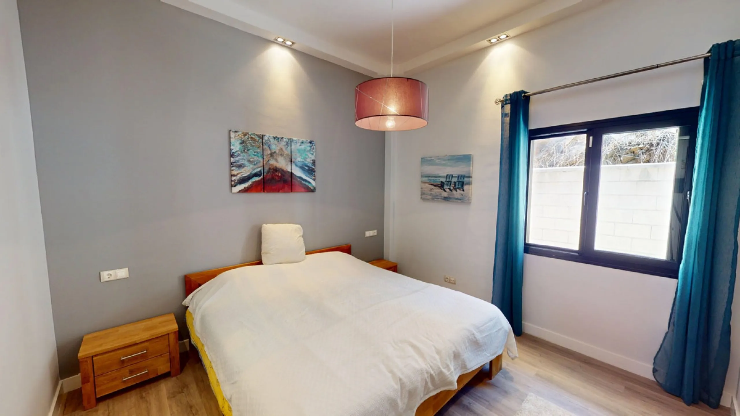 This charming villa in Moclinejo combines comfort, spaciousness and stunning views of the sea and the surrounding mountains. Located on a large plot with a beautiful garden, it offers a peaceful environment to fully enjoy nature and the Mediterranean clim