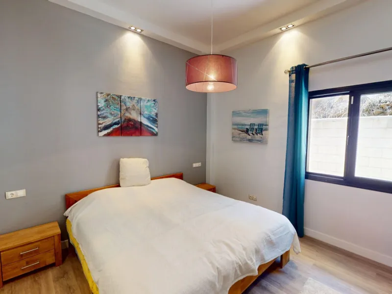 This charming villa in Moclinejo combines comfort, spaciousness and stunning views of the sea and the surrounding mountains. Located on a large plot with a beautiful garden, it offers a peaceful environment to fully enjoy nature and the Mediterranean clim