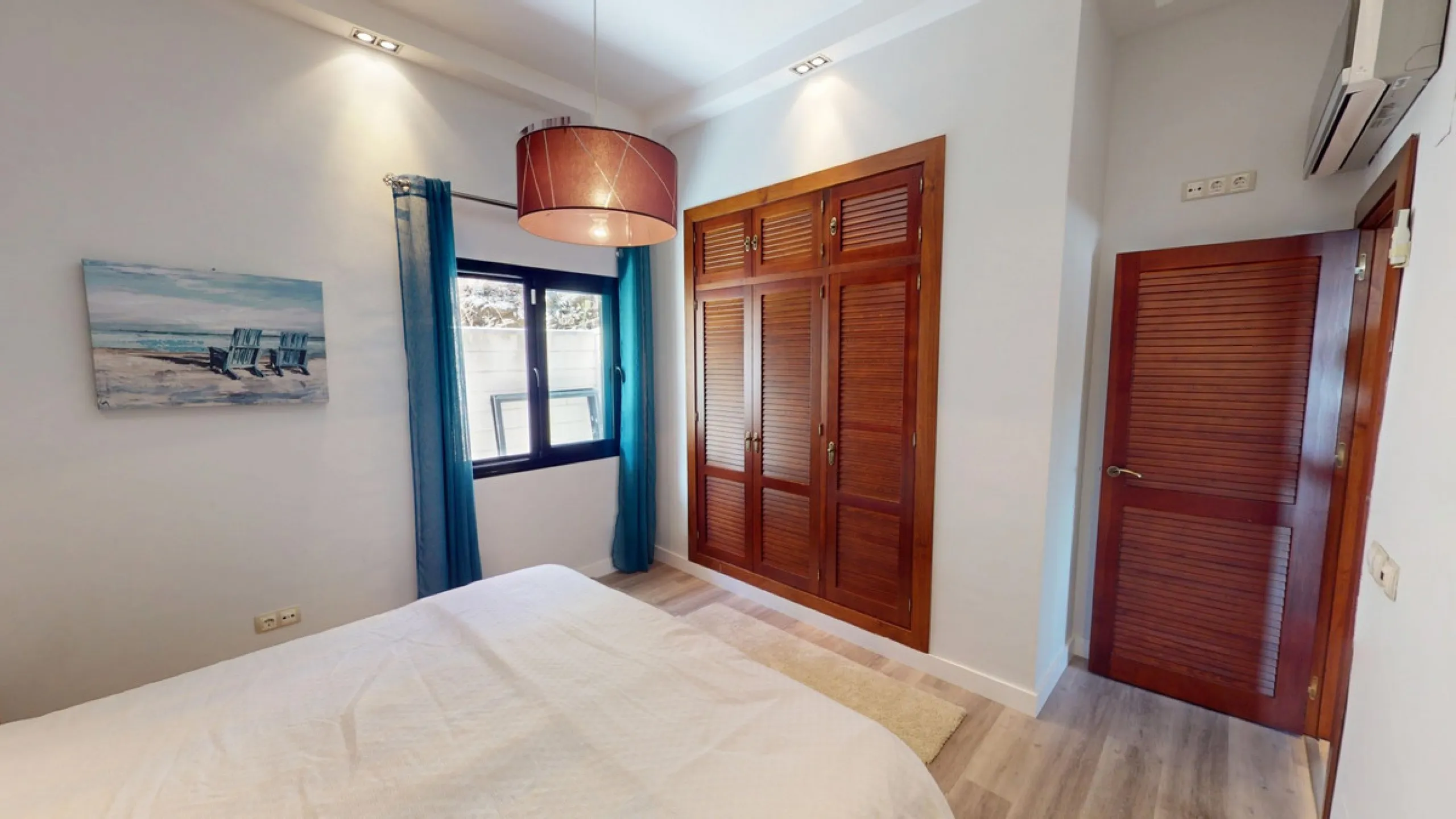 This charming villa in Moclinejo combines comfort, spaciousness and stunning views of the sea and the surrounding mountains. Located on a large plot with a beautiful garden, it offers a peaceful environment to fully enjoy nature and the Mediterranean clim