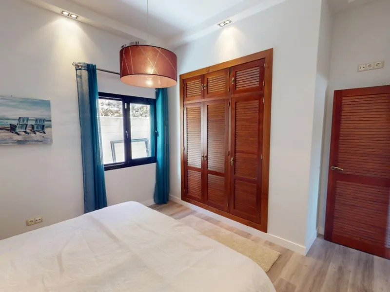 This charming villa in Moclinejo combines comfort, spaciousness and stunning views of the sea and the surrounding mountains. Located on a large plot with a beautiful garden, it offers a peaceful environment to fully enjoy nature and the Mediterranean clim