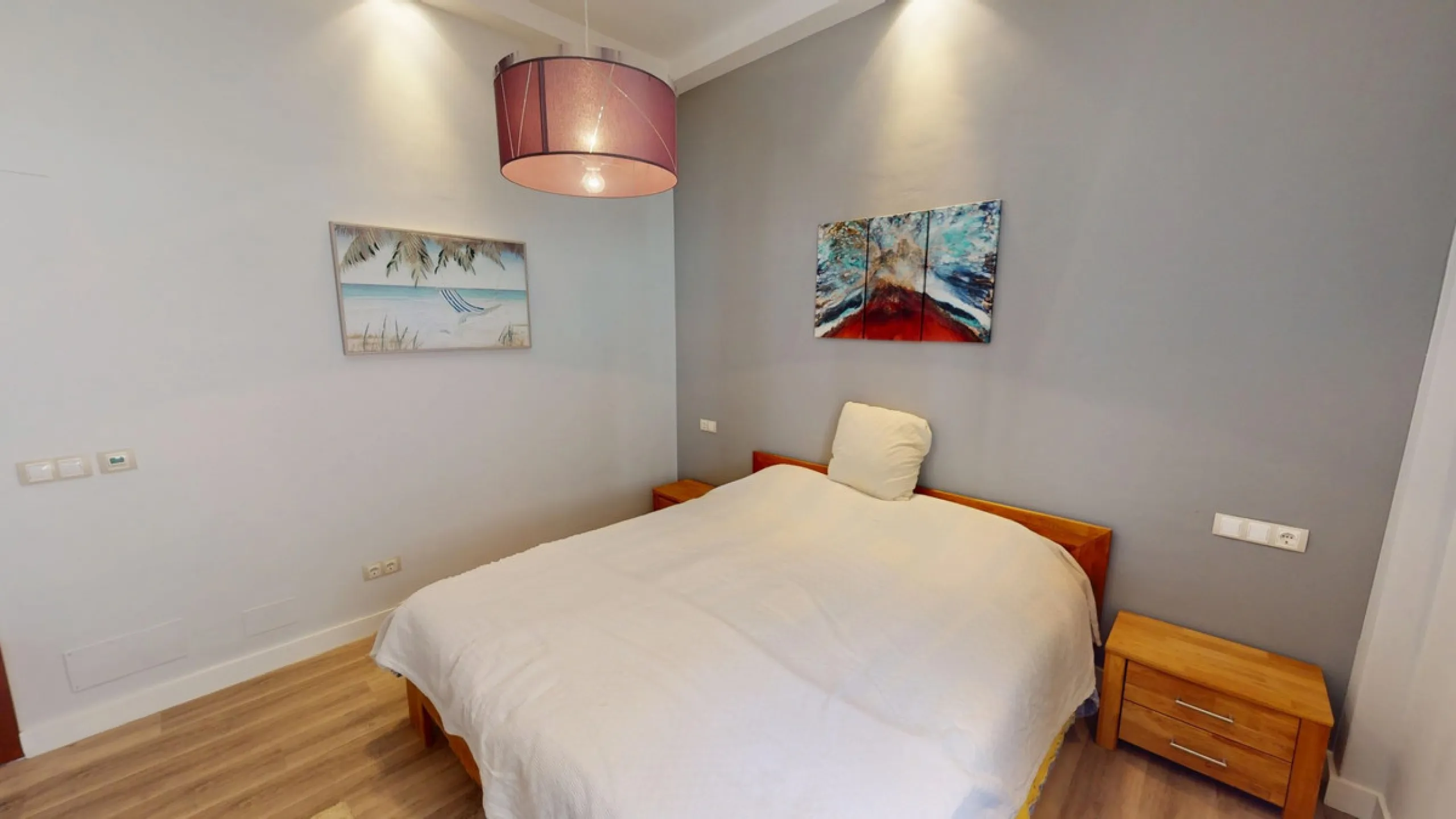 This charming villa in Moclinejo combines comfort, spaciousness and stunning views of the sea and the surrounding mountains. Located on a large plot with a beautiful garden, it offers a peaceful environment to fully enjoy nature and the Mediterranean clim