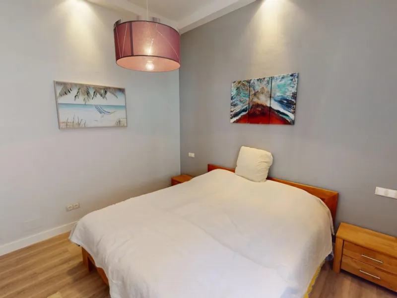 This charming villa in Moclinejo combines comfort, spaciousness and stunning views of the sea and the surrounding mountains. Located on a large plot with a beautiful garden, it offers a peaceful environment to fully enjoy nature and the Mediterranean clim