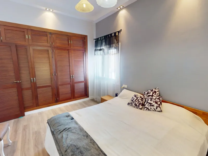 This charming villa in Moclinejo combines comfort, spaciousness and stunning views of the sea and the surrounding mountains. Located on a large plot with a beautiful garden, it offers a peaceful environment to fully enjoy nature and the Mediterranean clim