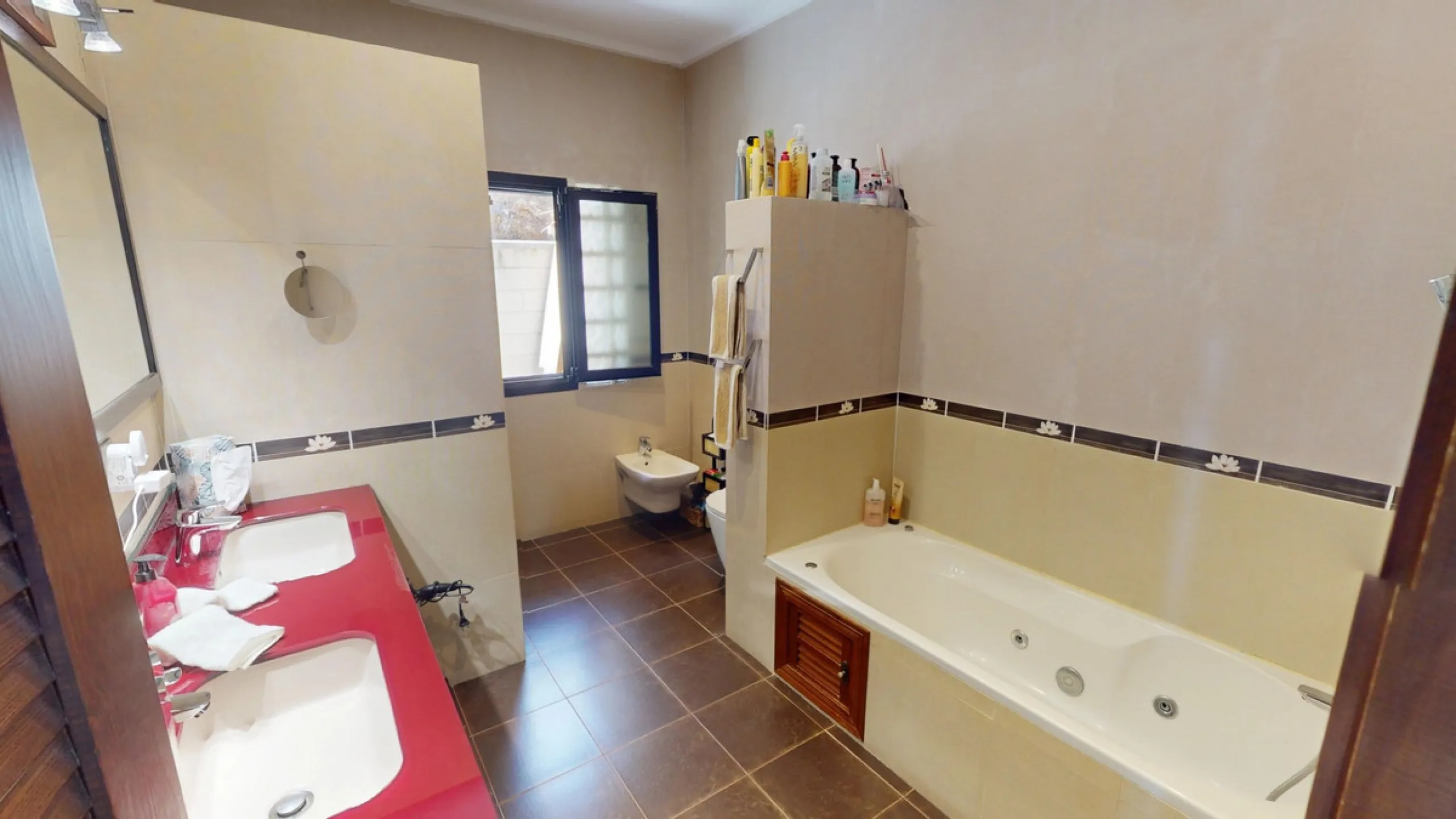 This charming villa in Moclinejo combines comfort, spaciousness and stunning views of the sea and the surrounding mountains. Located on a large plot with a beautiful garden, it offers a peaceful environment to fully enjoy nature and the Mediterranean clim