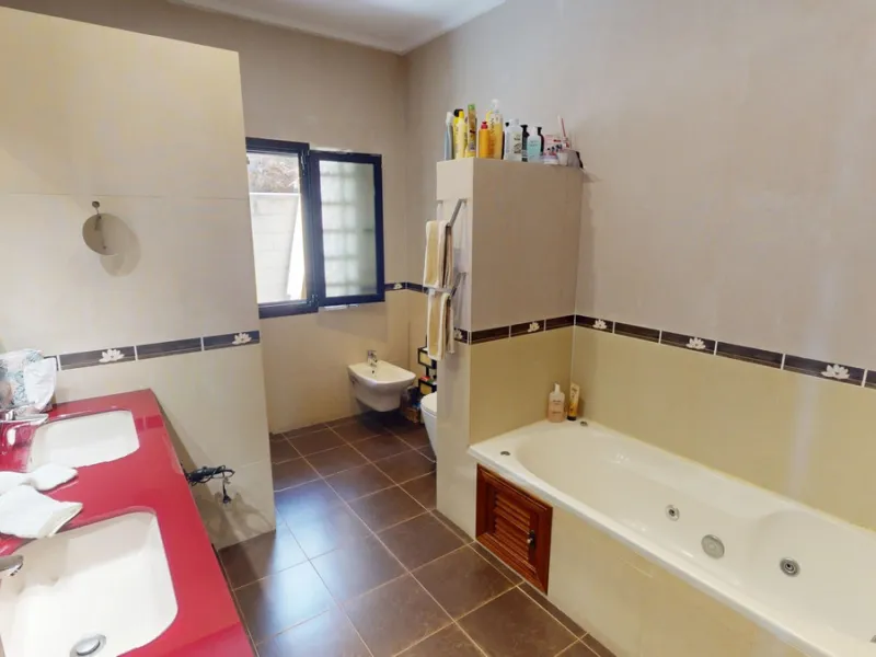 This charming villa in Moclinejo combines comfort, spaciousness and stunning views of the sea and the surrounding mountains. Located on a large plot with a beautiful garden, it offers a peaceful environment to fully enjoy nature and the Mediterranean clim