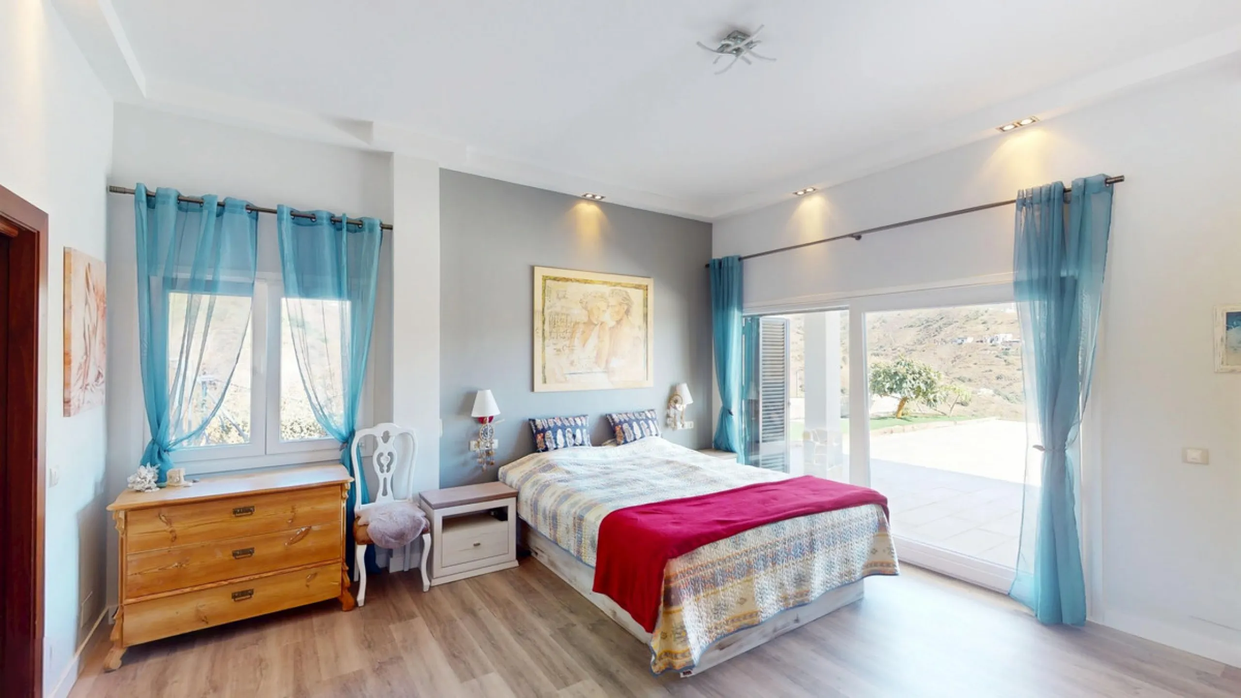 This charming villa in Moclinejo combines comfort, spaciousness and stunning views of the sea and the surrounding mountains. Located on a large plot with a beautiful garden, it offers a peaceful environment to fully enjoy nature and the Mediterranean clim