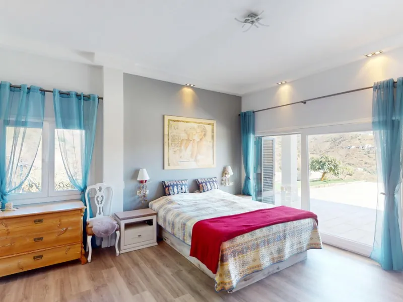 This charming villa in Moclinejo combines comfort, spaciousness and stunning views of the sea and the surrounding mountains. Located on a large plot with a beautiful garden, it offers a peaceful environment to fully enjoy nature and the Mediterranean clim
