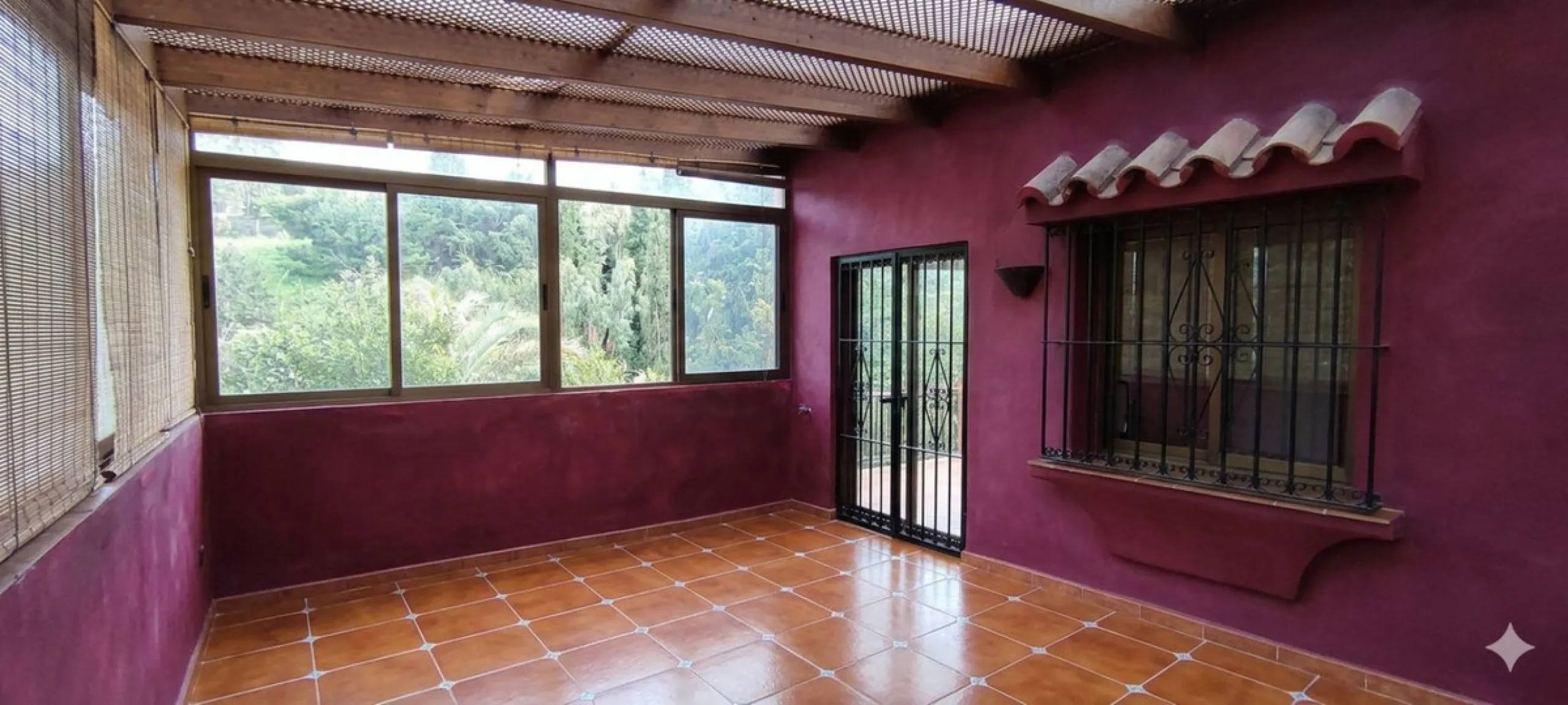 Located in the quiet residential area of Río Real, this villa offers an excellent opportunity for those seeking a home with potential in a pleasant and well-connected setting. The property features 3 bedrooms and 2 bathrooms, as well as a terrace and a co