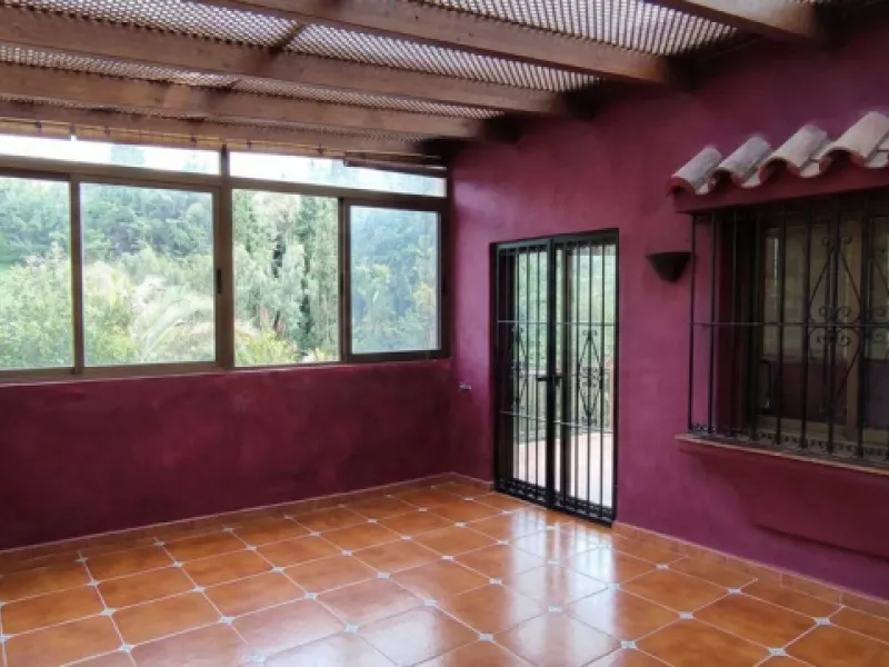 Located in the quiet residential area of Río Real, this villa offers an excellent opportunity for those seeking a home with potential in a pleasant and well-connected setting. The property features 3 bedrooms and 2 bathrooms, as well as a terrace and a co