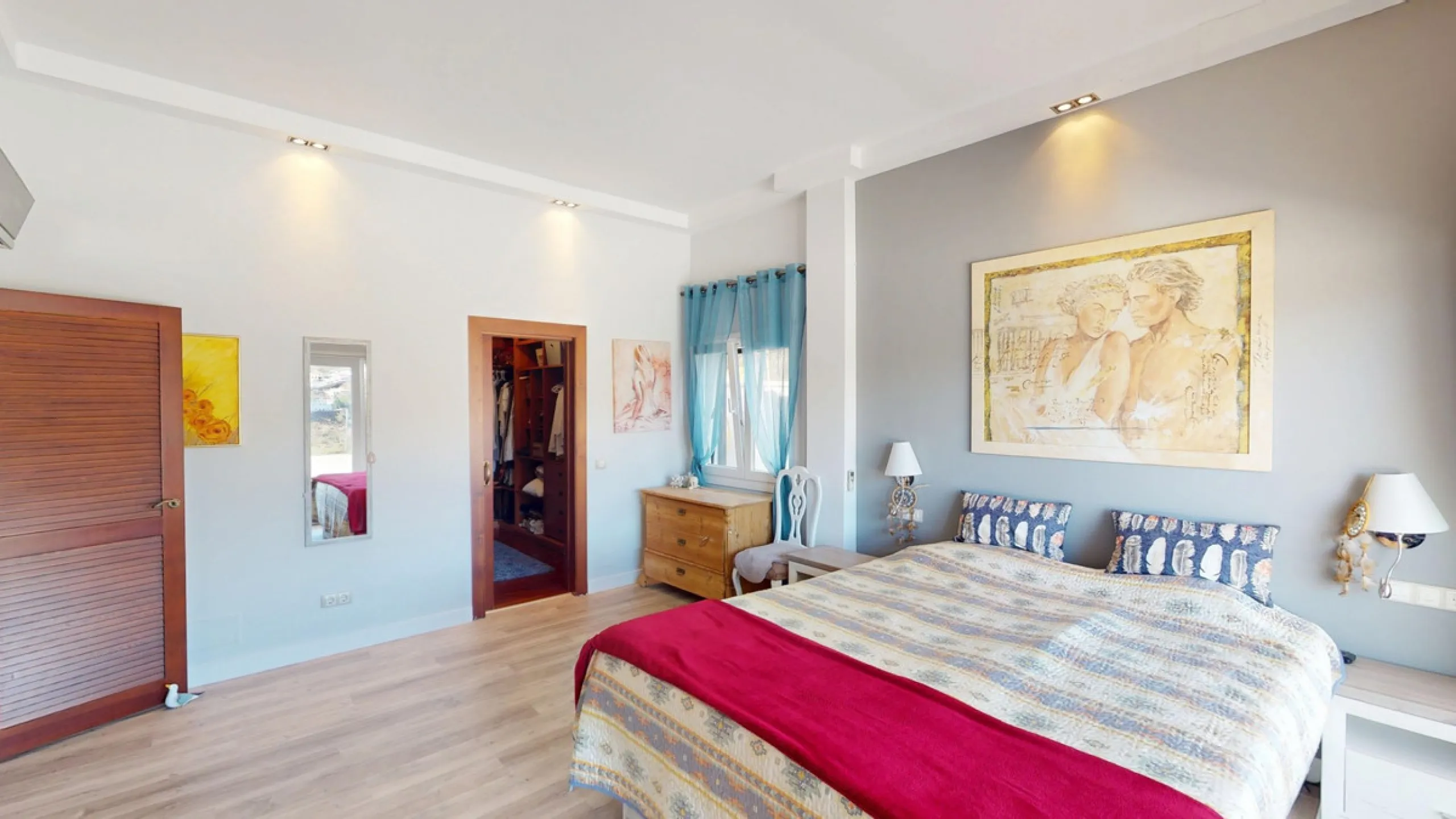 This charming villa in Moclinejo combines comfort, spaciousness and stunning views of the sea and the surrounding mountains. Located on a large plot with a beautiful garden, it offers a peaceful environment to fully enjoy nature and the Mediterranean clim