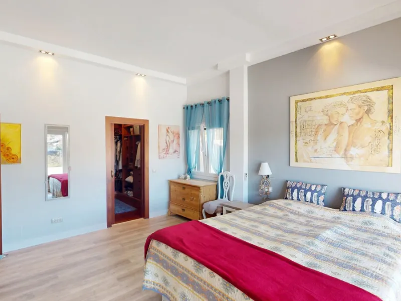 This charming villa in Moclinejo combines comfort, spaciousness and stunning views of the sea and the surrounding mountains. Located on a large plot with a beautiful garden, it offers a peaceful environment to fully enjoy nature and the Mediterranean clim