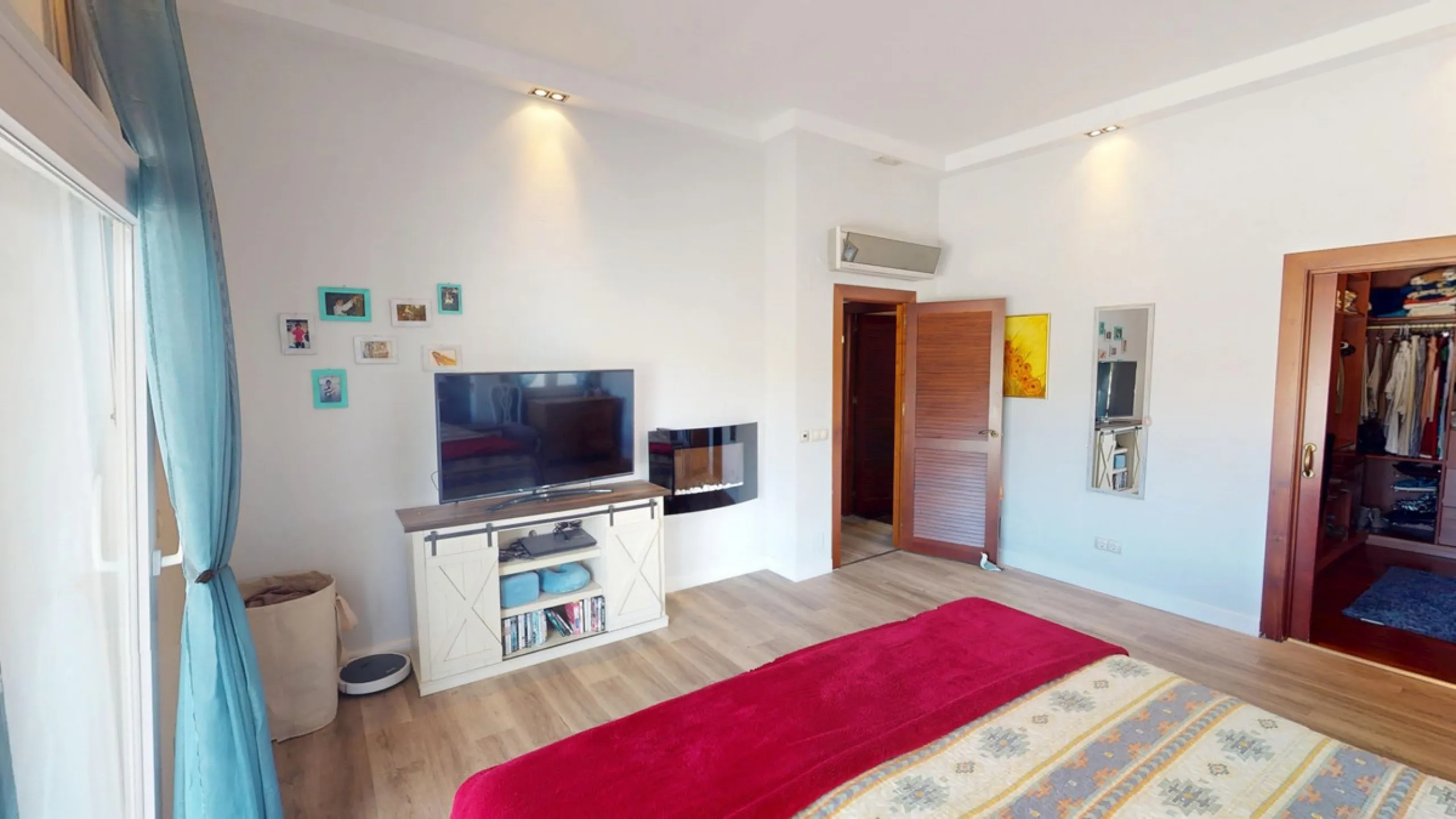 This charming villa in Moclinejo combines comfort, spaciousness and stunning views of the sea and the surrounding mountains. Located on a large plot with a beautiful garden, it offers a peaceful environment to fully enjoy nature and the Mediterranean clim