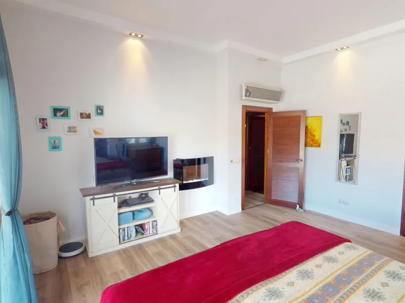 This charming villa in Moclinejo combines comfort, spaciousness and stunning views of the sea and the surrounding mountains. Located on a large plot with a beautiful garden, it offers a peaceful environment to fully enjoy nature and the Mediterranean clim