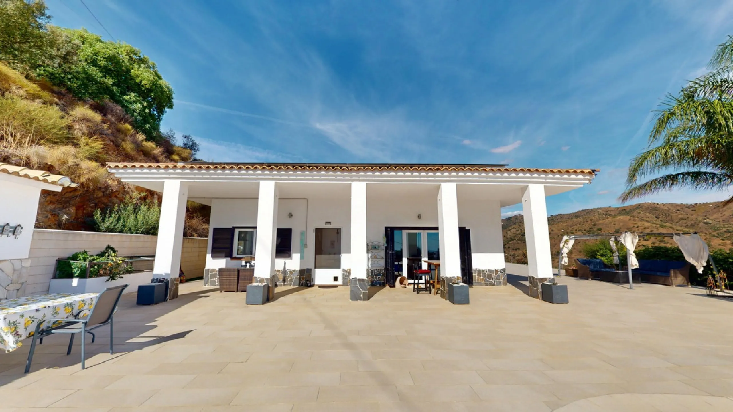 This charming villa in Moclinejo combines comfort, spaciousness and stunning views of the sea and the surrounding mountains. Located on a large plot with a beautiful garden, it offers a peaceful environment to fully enjoy nature and the Mediterranean clim