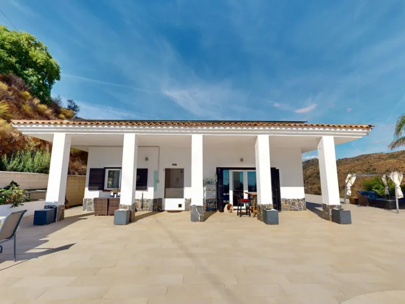 This charming villa in Moclinejo combines comfort, spaciousness and stunning views of the sea and the surrounding mountains. Located on a large plot with a beautiful garden, it offers a peaceful environment to fully enjoy nature and the Mediterranean clim
