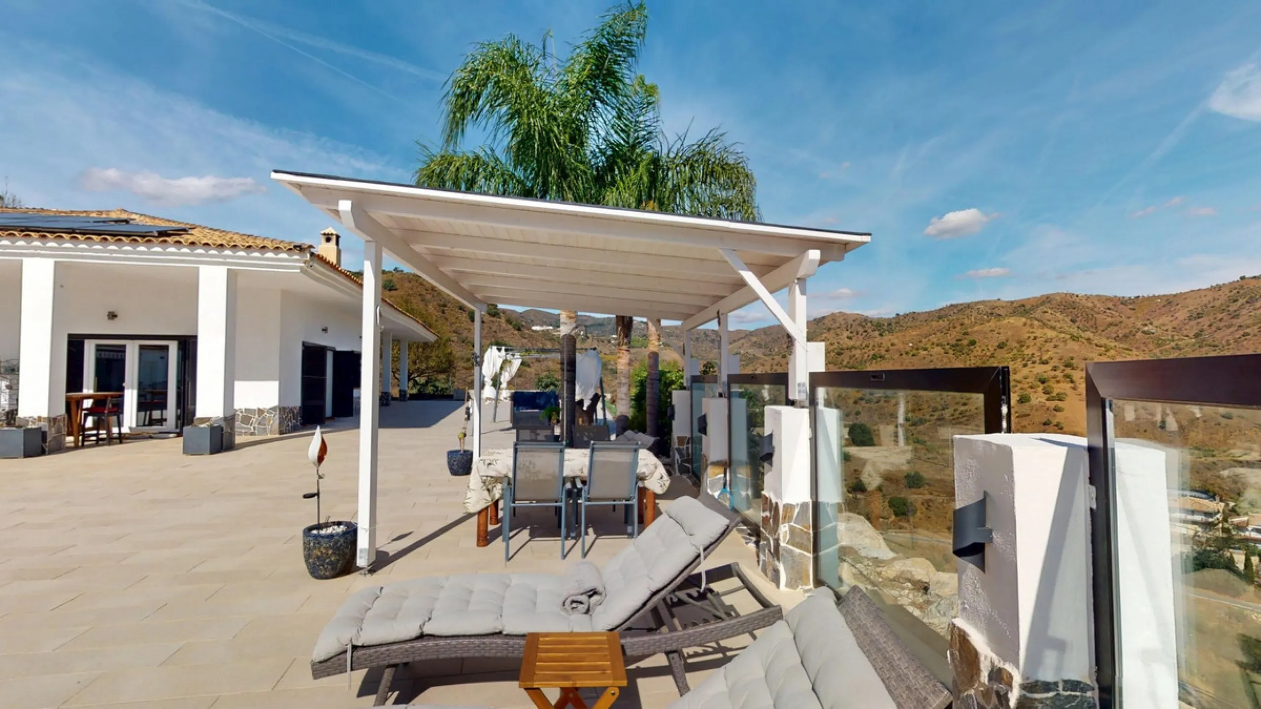 This charming villa in Moclinejo combines comfort, spaciousness and stunning views of the sea and the surrounding mountains. Located on a large plot with a beautiful garden, it offers a peaceful environment to fully enjoy nature and the Mediterranean clim