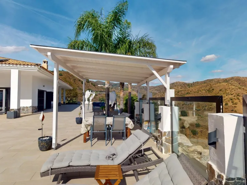 This charming villa in Moclinejo combines comfort, spaciousness and stunning views of the sea and the surrounding mountains. Located on a large plot with a beautiful garden, it offers a peaceful environment to fully enjoy nature and the Mediterranean clim