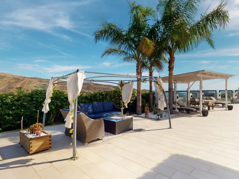 This charming villa in Moclinejo combines comfort, spaciousness and stunning views of the sea and the surrounding mountains. Located on a large plot with a beautiful garden, it offers a peaceful environment to fully enjoy nature and the Mediterranean clim