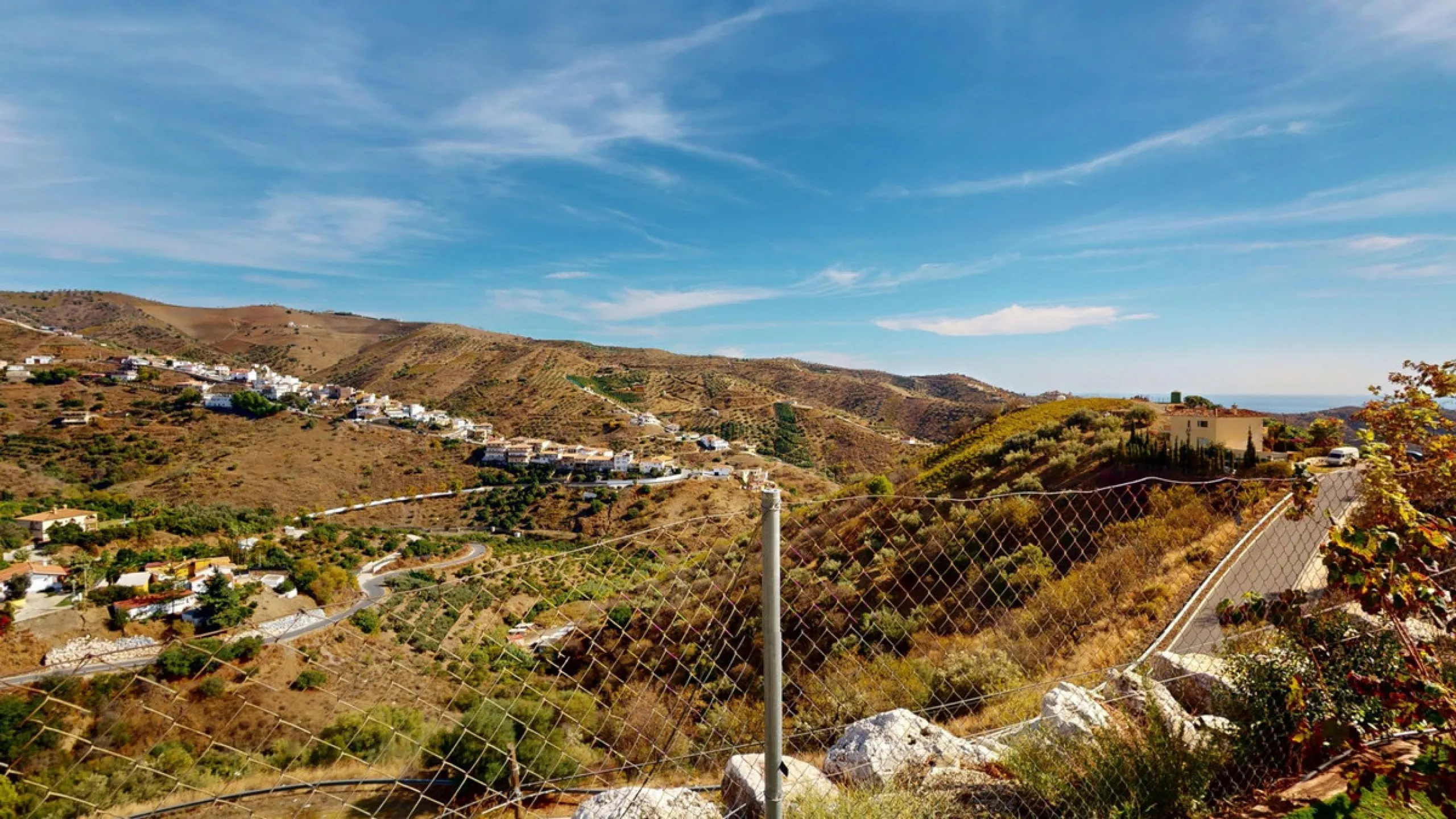 This charming villa in Moclinejo combines comfort, spaciousness and stunning views of the sea and the surrounding mountains. Located on a large plot with a beautiful garden, it offers a peaceful environment to fully enjoy nature and the Mediterranean clim