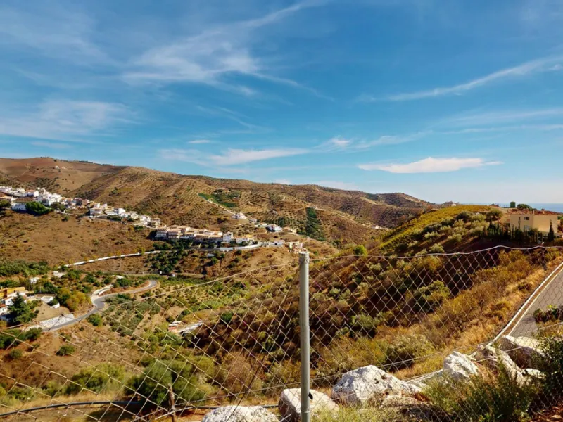 This charming villa in Moclinejo combines comfort, spaciousness and stunning views of the sea and the surrounding mountains. Located on a large plot with a beautiful garden, it offers a peaceful environment to fully enjoy nature and the Mediterranean clim